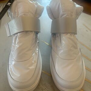 NWT white waterproof high top Sorel snow sneakers size 10